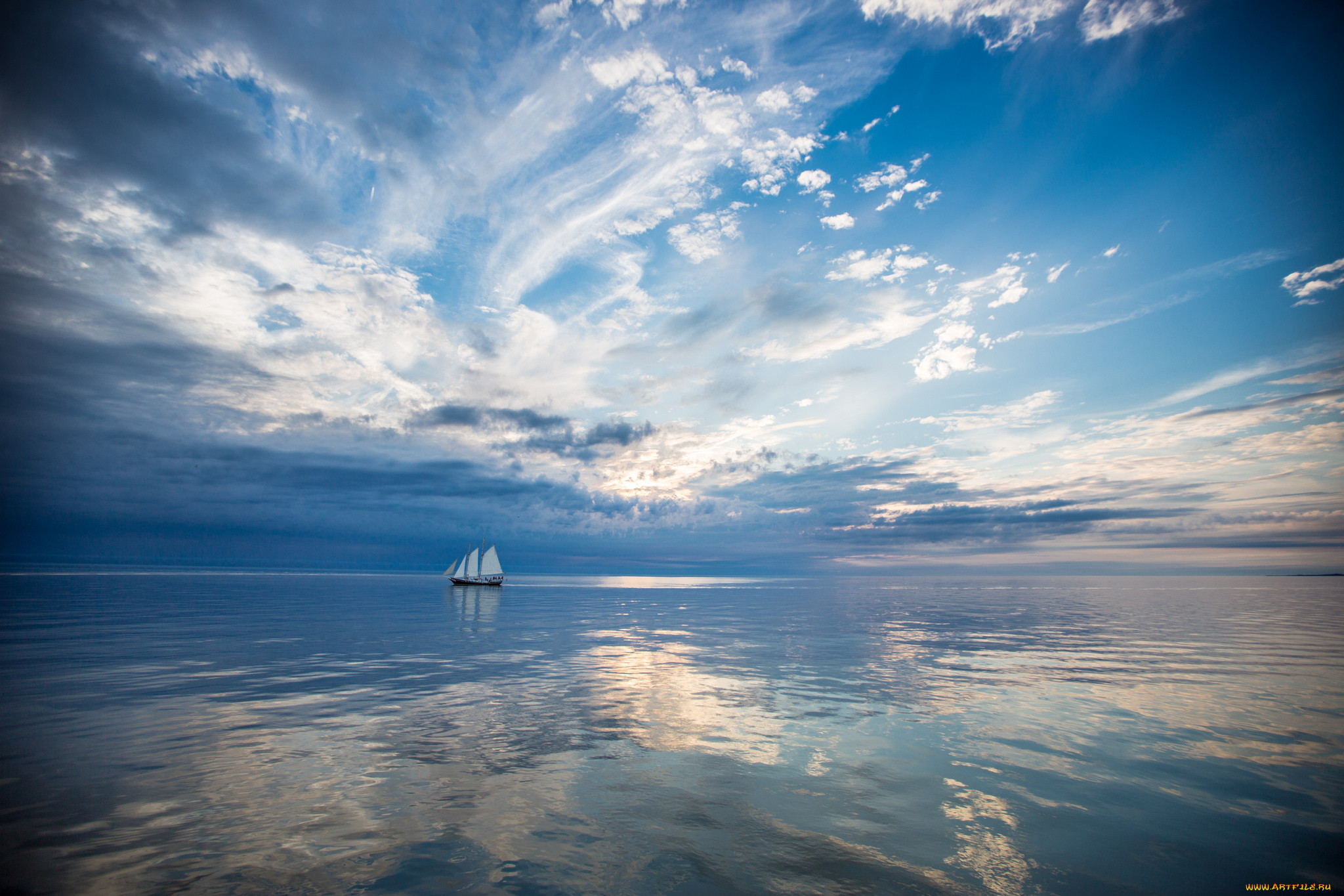 Облака бегут над морем значение. Азовское море в штиль. Море и небо. Красивые морские пейзажи. Море Горизонт.